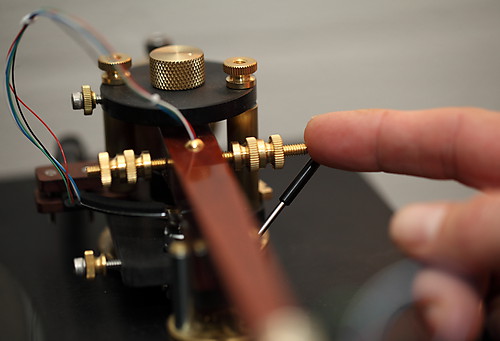 Lateral balance adjustment on the Riggle Woody Tonearm
