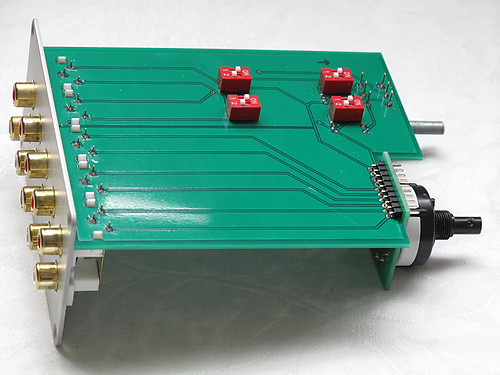 PCB bottom with the fixed attenuation and Output 2 function switches